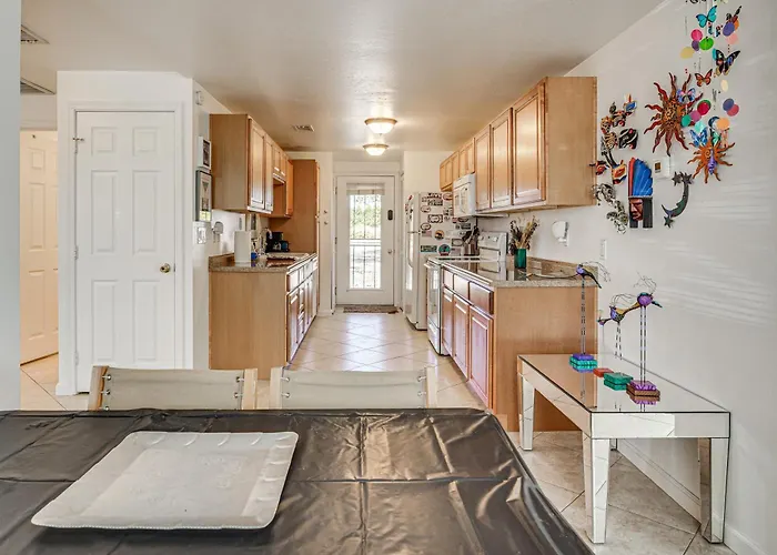 Shop & Dine! Getaway 3 Mi To Old Town Holiday home